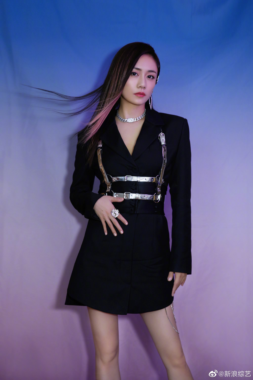 刘芸@刘芸 《乘风破浪的姐姐》成团夜直播与姐姐们