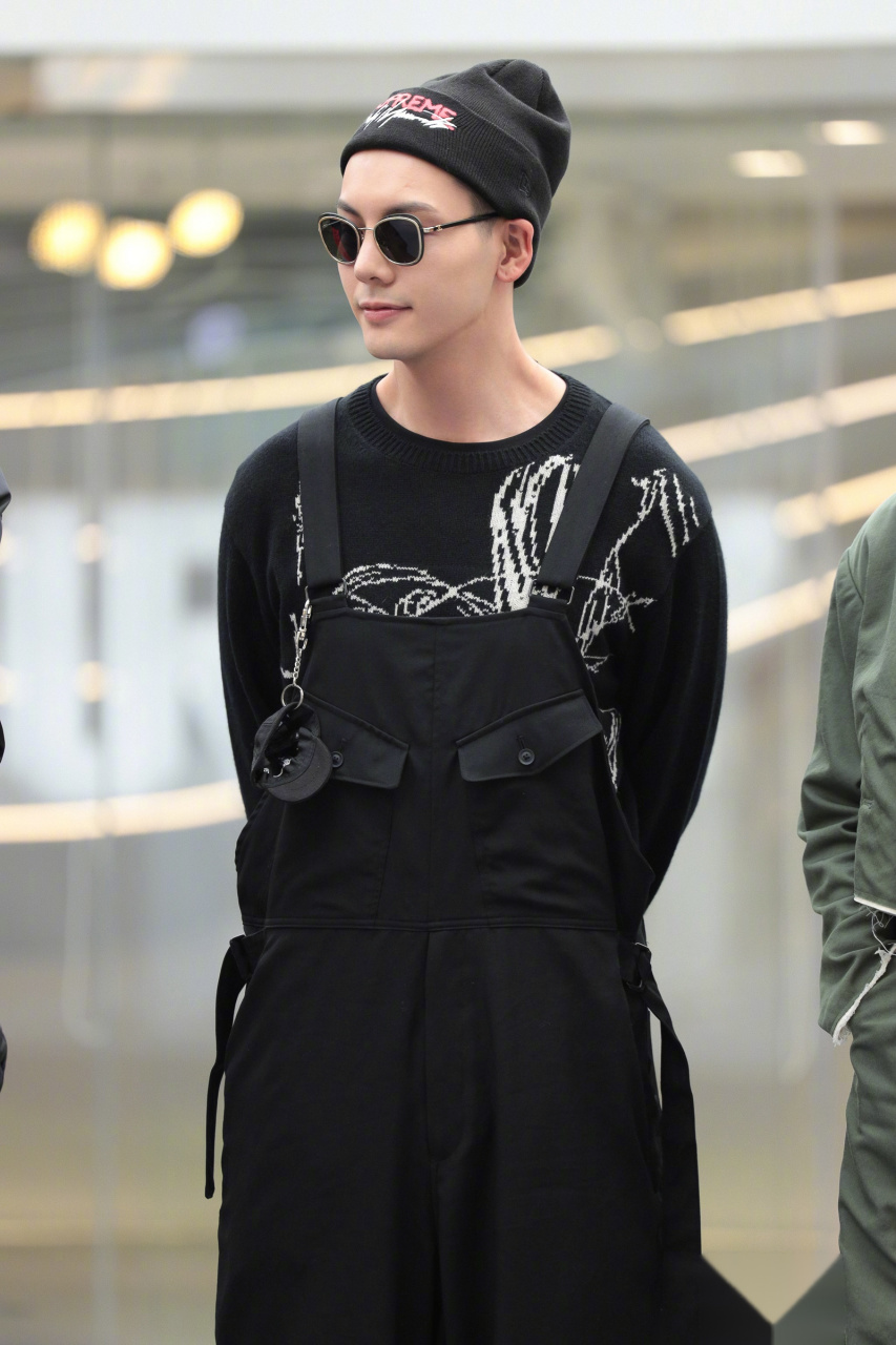 陈伟霆 現身潮流合伙人发布会,@陈伟霆黑色背带裤搭配毛線帽潮酷澐种