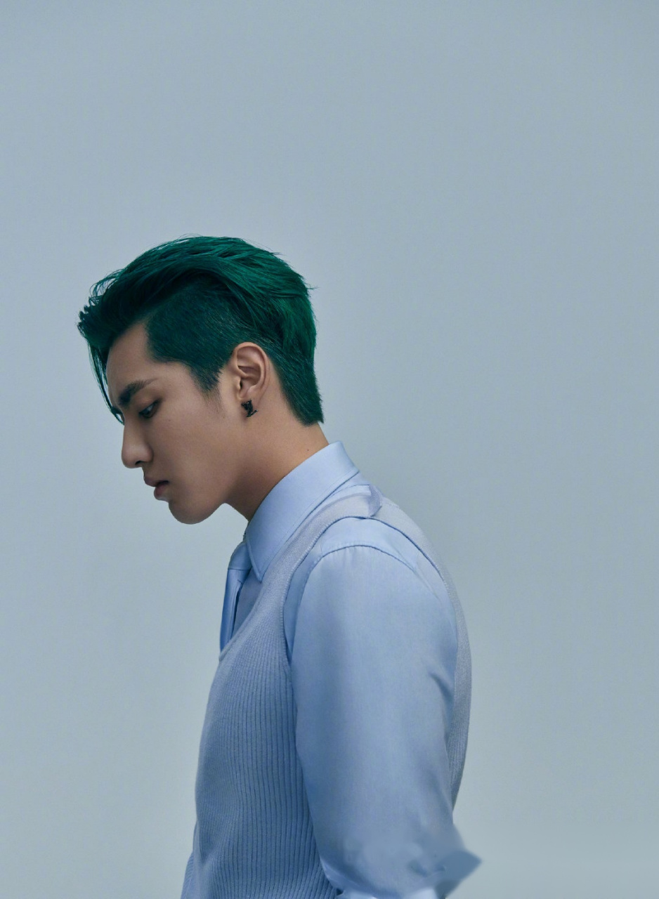 吴亦凡蓝天白云大片内页曝光!