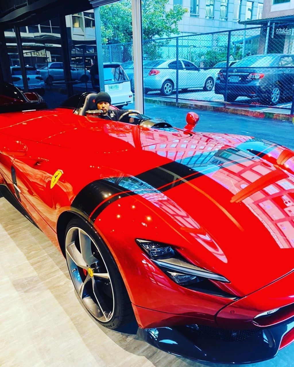 周杰伦晒法拉利跑车,真的太帅了(我是说周杰伦帅[得意])