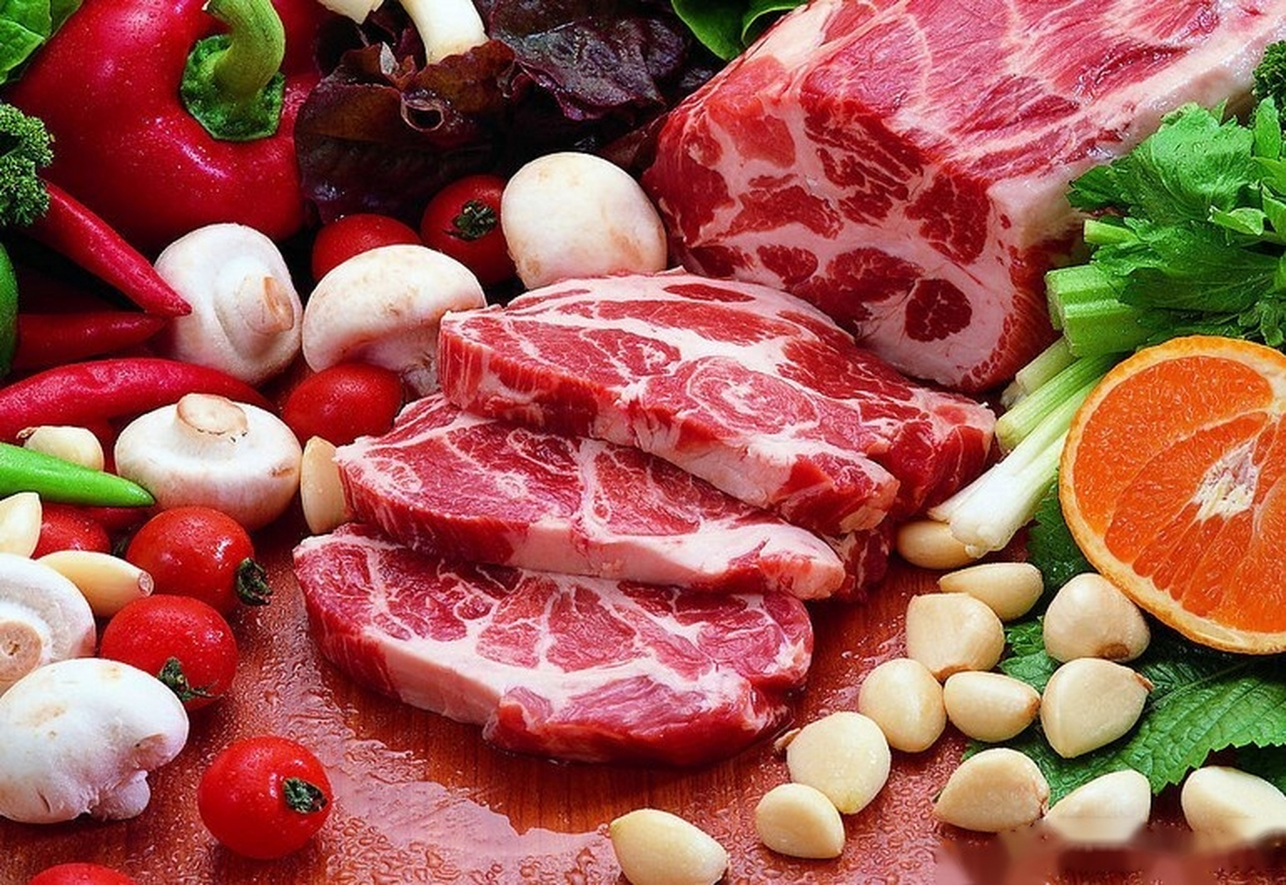 【肉类怎么吃更健康】 虽然猪肉在肉类的营养排名中很靠后,脂肪和饱和
