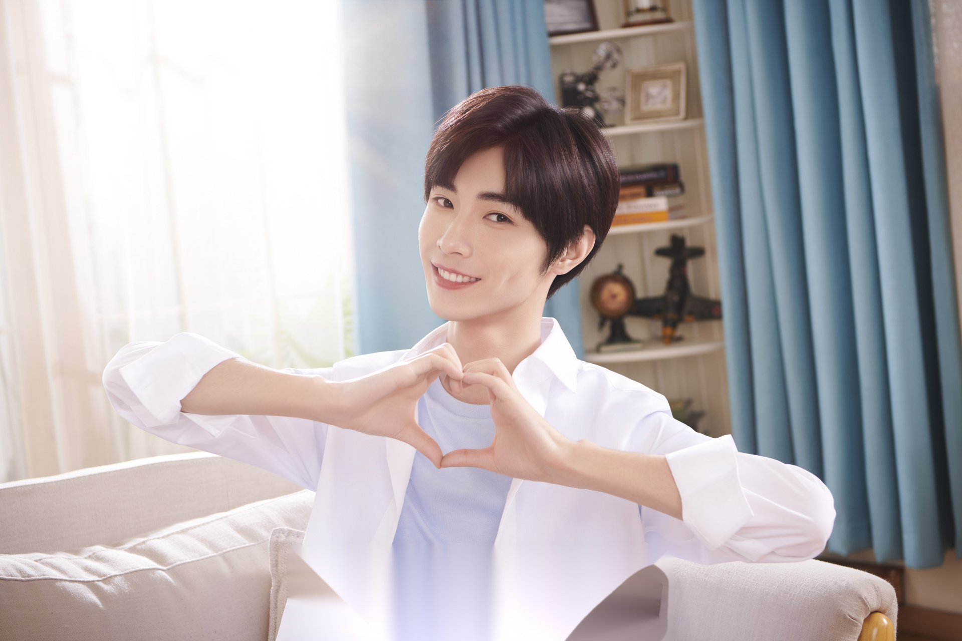 宋继扬 身着白衣的翩翩少年郎宋继扬 牵动着谁的心呢?