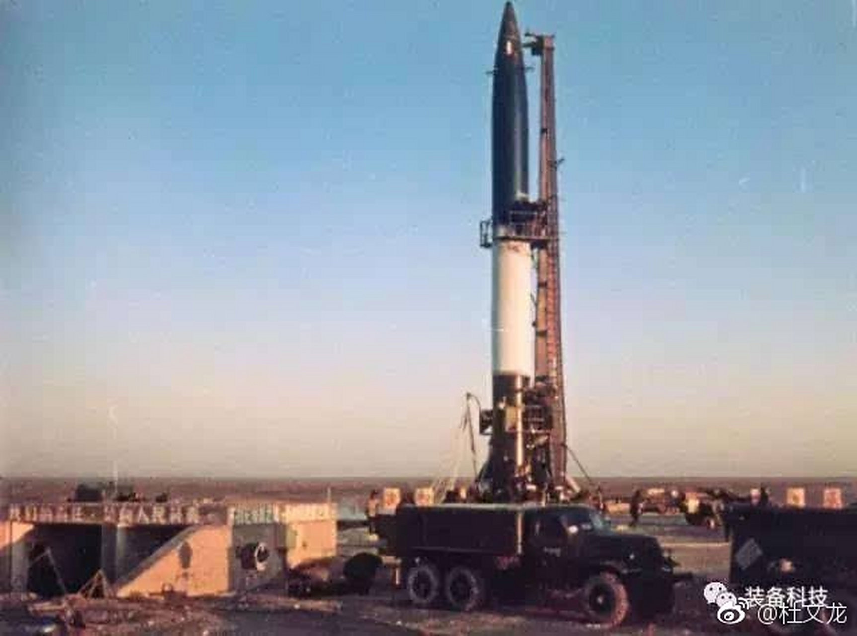 1966年10月27日,东风二号甲导弹托举着核弹头起飞,几分钟后罗布泊弹着