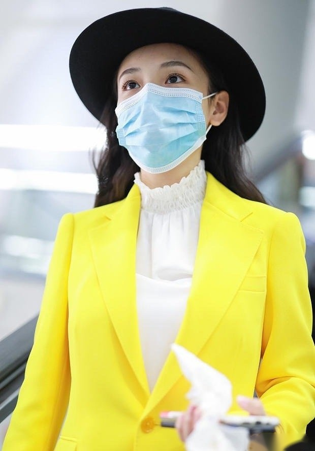 吴倩机场造型5月15日,吴倩现身上海机场.