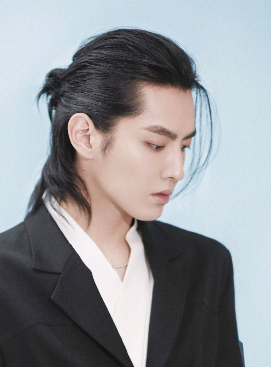 吴亦凡最新节目路透曝光,身穿白色衬衫帅气十足,手上拿着编织袋十分吸