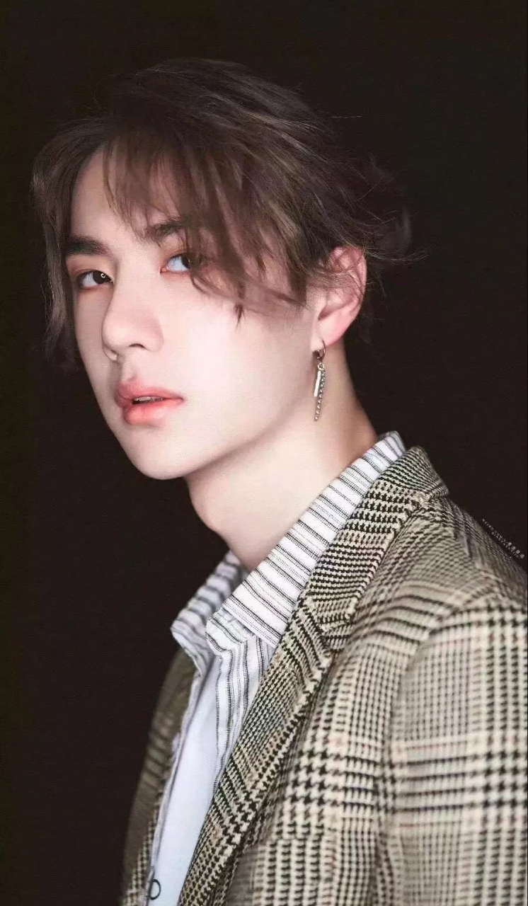 正能量艺人王一博# 高考陪考的一位学生家长把孩子的偶像王一博打印