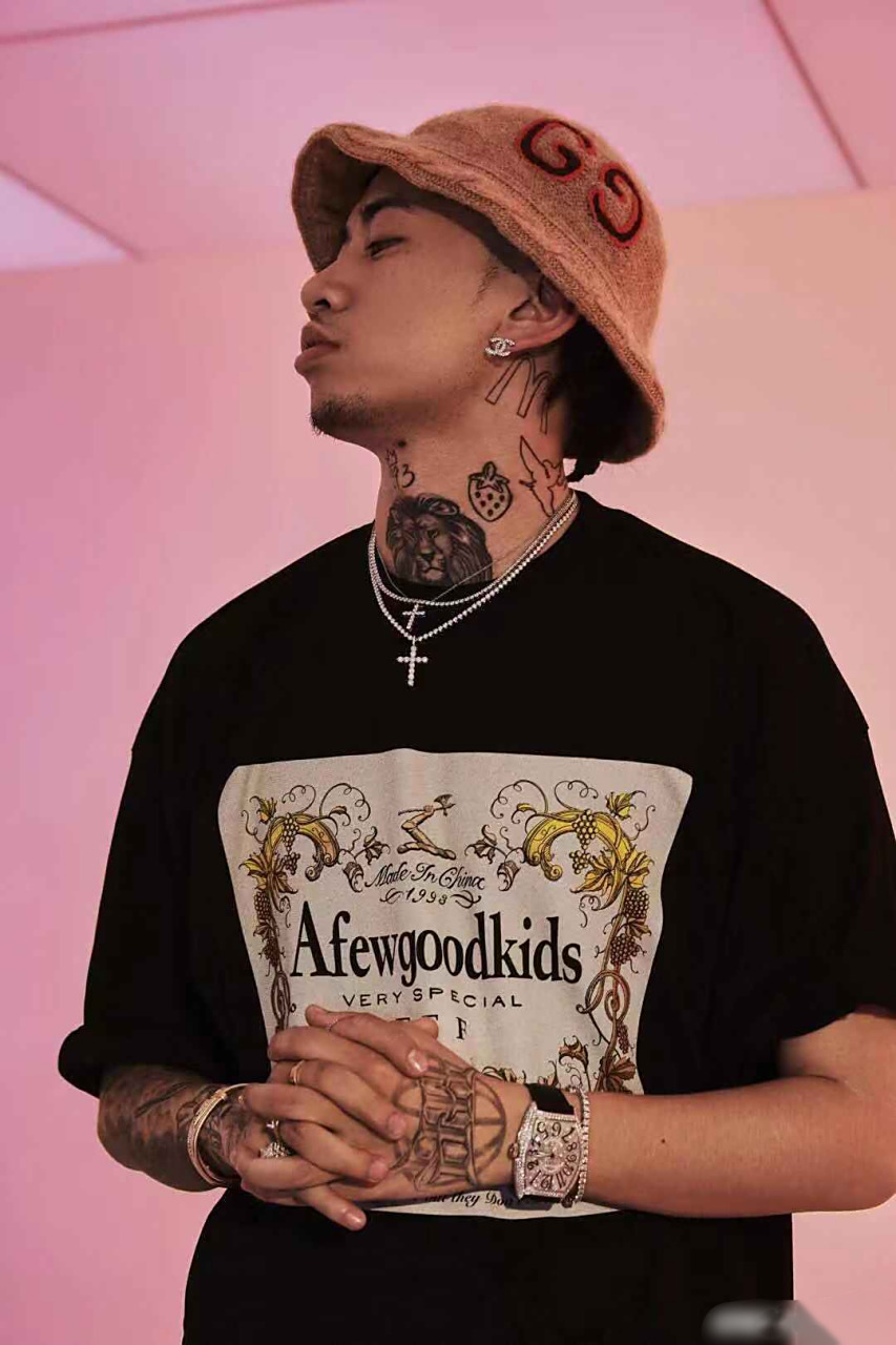 靓仔发问,马思唯用的什么遮瑕,纹身竟然一点都看不见了?