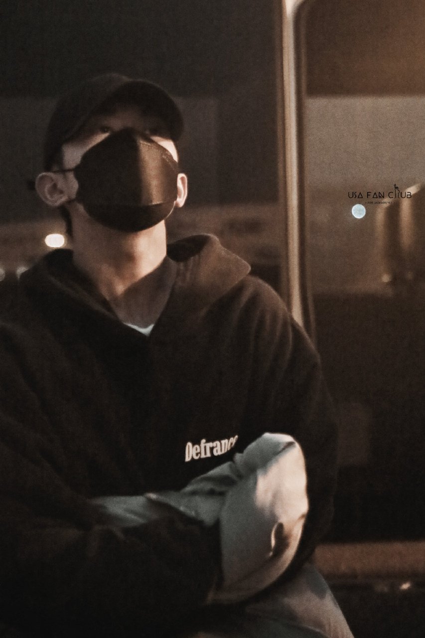 易烊千玺杭州[飞机]武汉饭拍 黑衣黑帽黑色口罩的玺子哥,一身黑色look