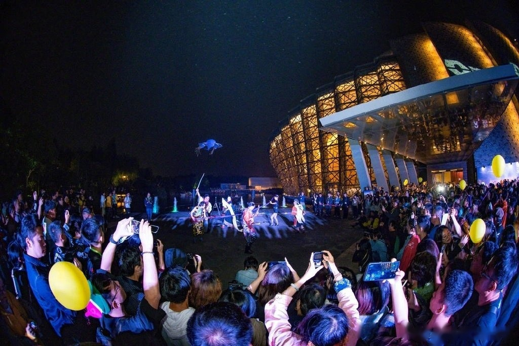 【第八届乌镇戏剧节延期至2021年】7月8日,乌镇戏剧节 发布,将第八届