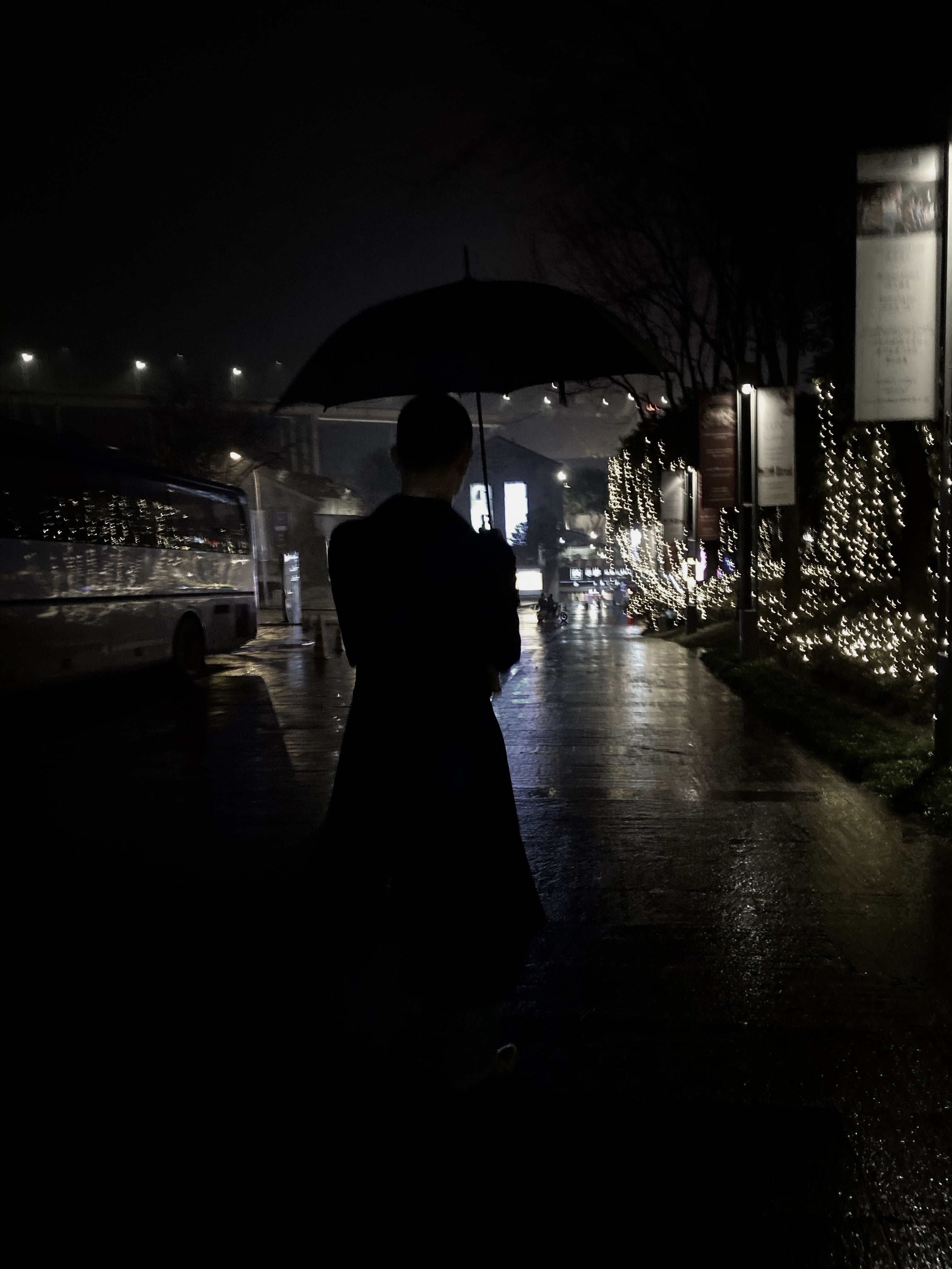 雨夜孤独背影图片