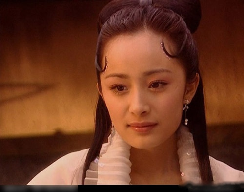 杨幂《倩女幽魂》聂小倩的时候虽然脸方方的,但胜在满脸胶原蛋白,灵动