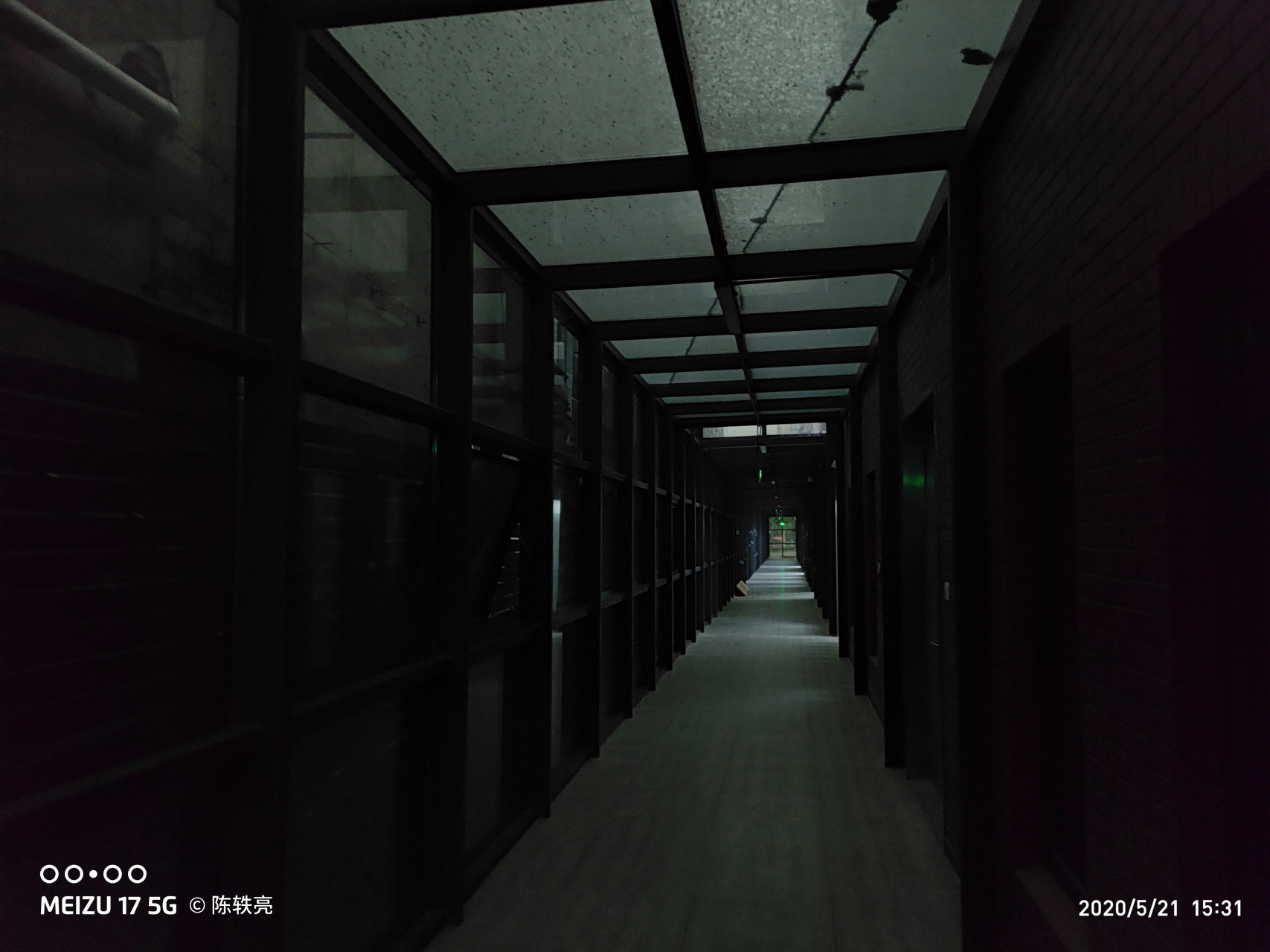 此时此刻的北京,外面黑了.[捂脸]走廊道里也是漆黑一片!