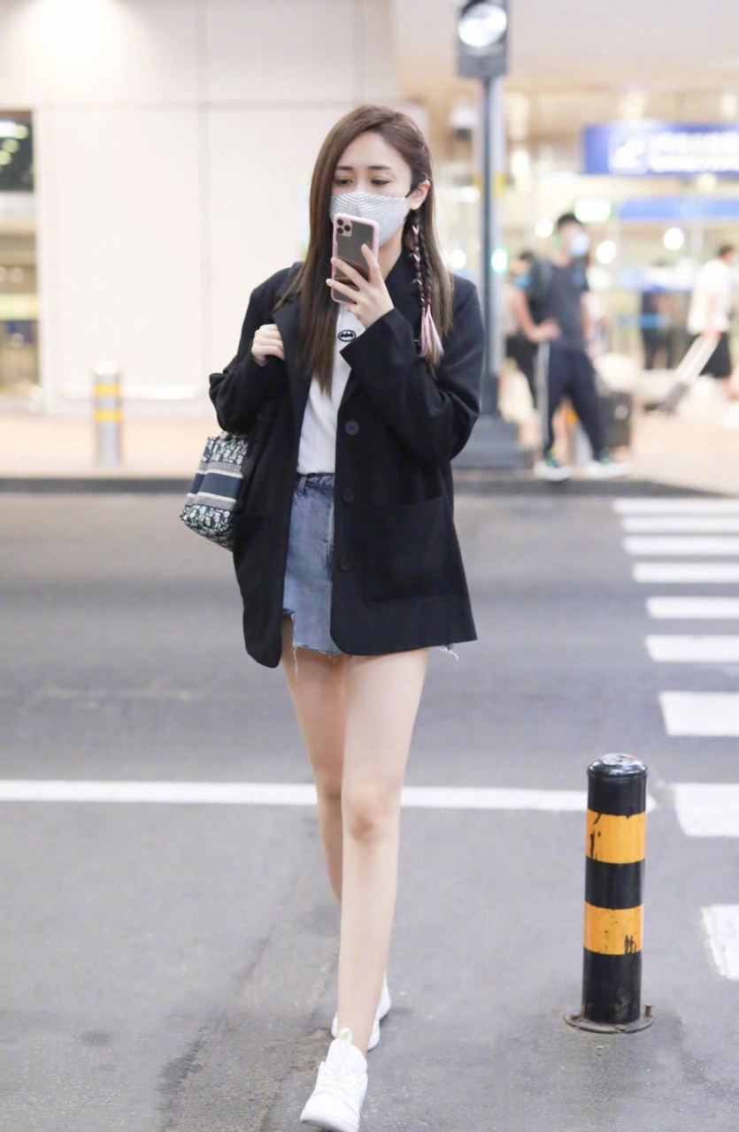 刘芸机场素颜照,黑色男友风西装搭配双肩包,又飒又a,粉色编发更加率性