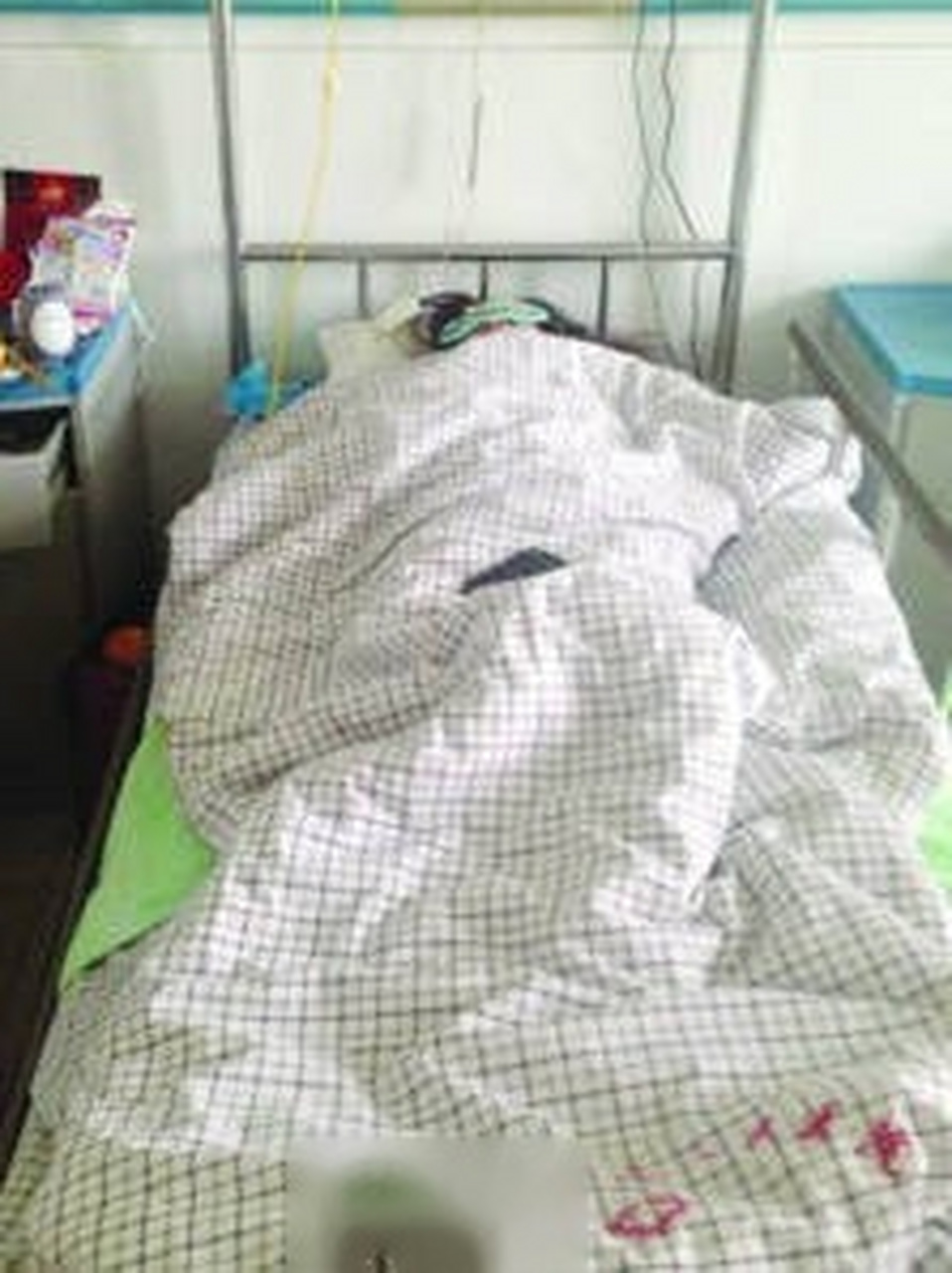 【婚车撞上高架  新娘受伤骨折获赔14万】原本是大婚的好日子,不过,在