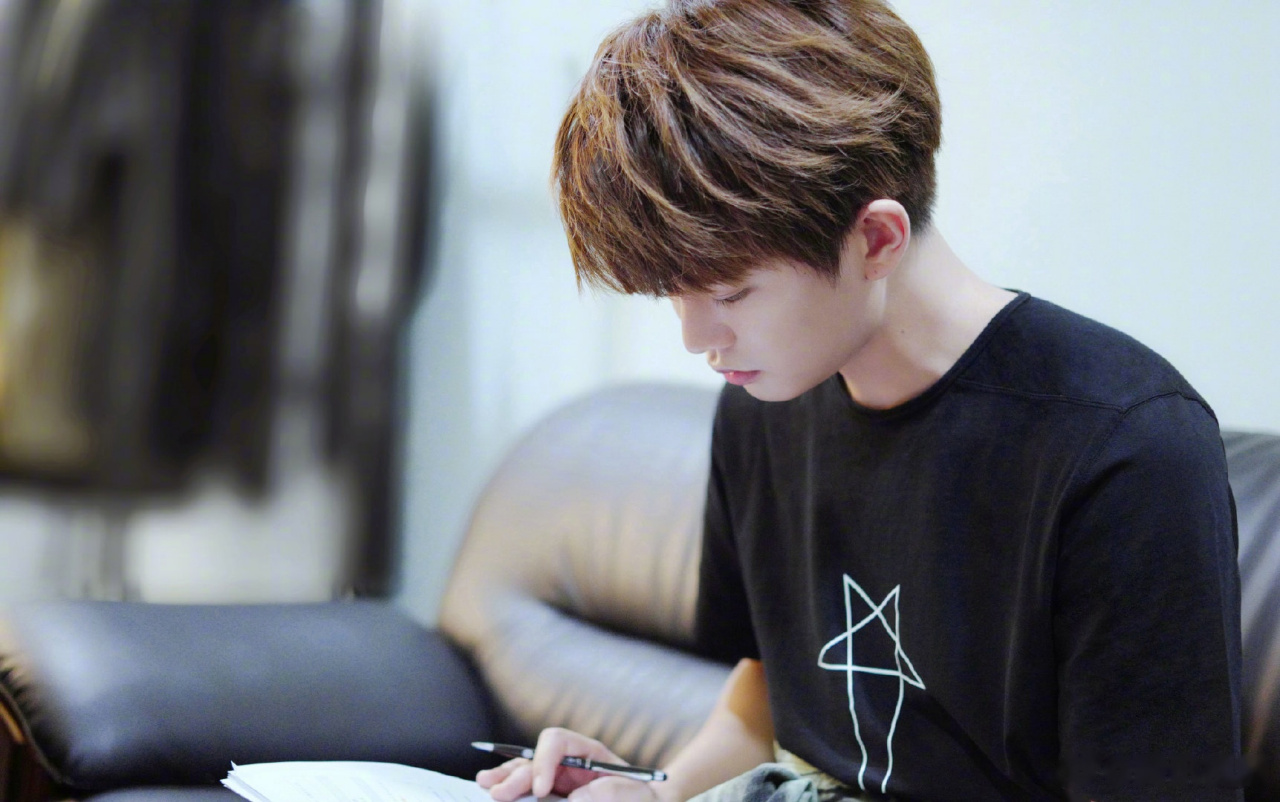 踏实努力的做好每一天,这就是演员任嘉伦的魅力啊[给你小心心]帅哥