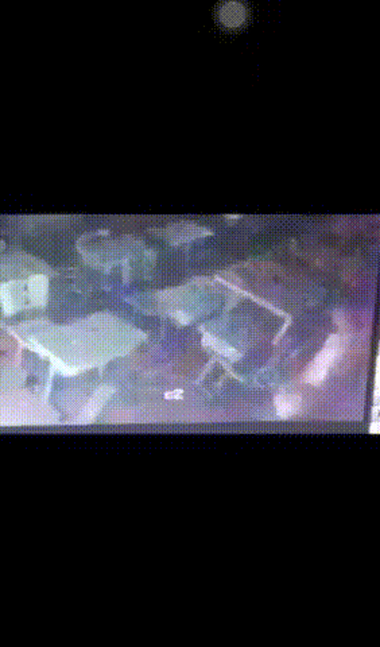 恶心某校初中男生在教室往女同学水杯里打手冲,女生发现对劲报告老师