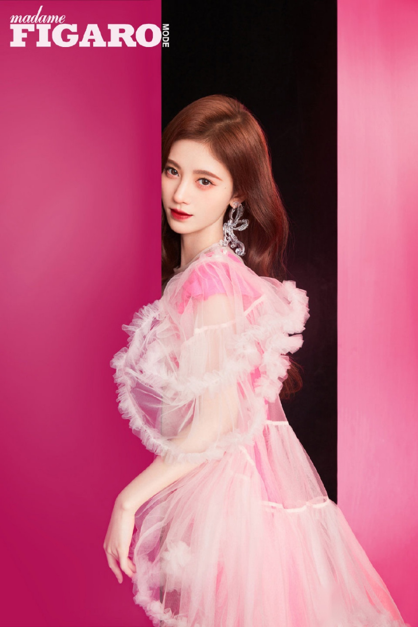 鞠婧祎杂志封面大片,被吐槽都是一个角度,和她自拍没区别[三哈]