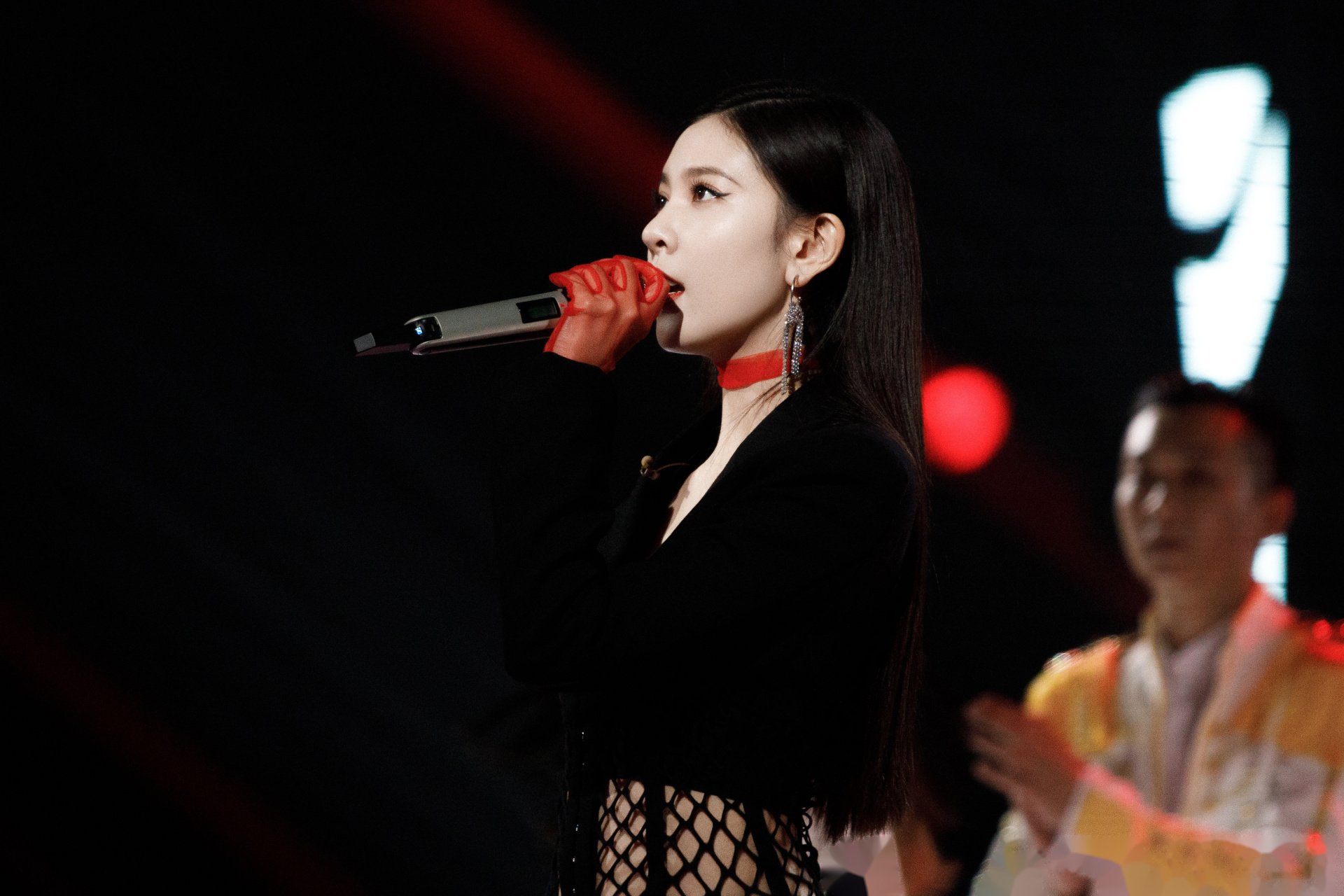 明星大侦探#宋完美@宋妍霏 的红黑撞色穿搭复古又妩媚,超养眼组合