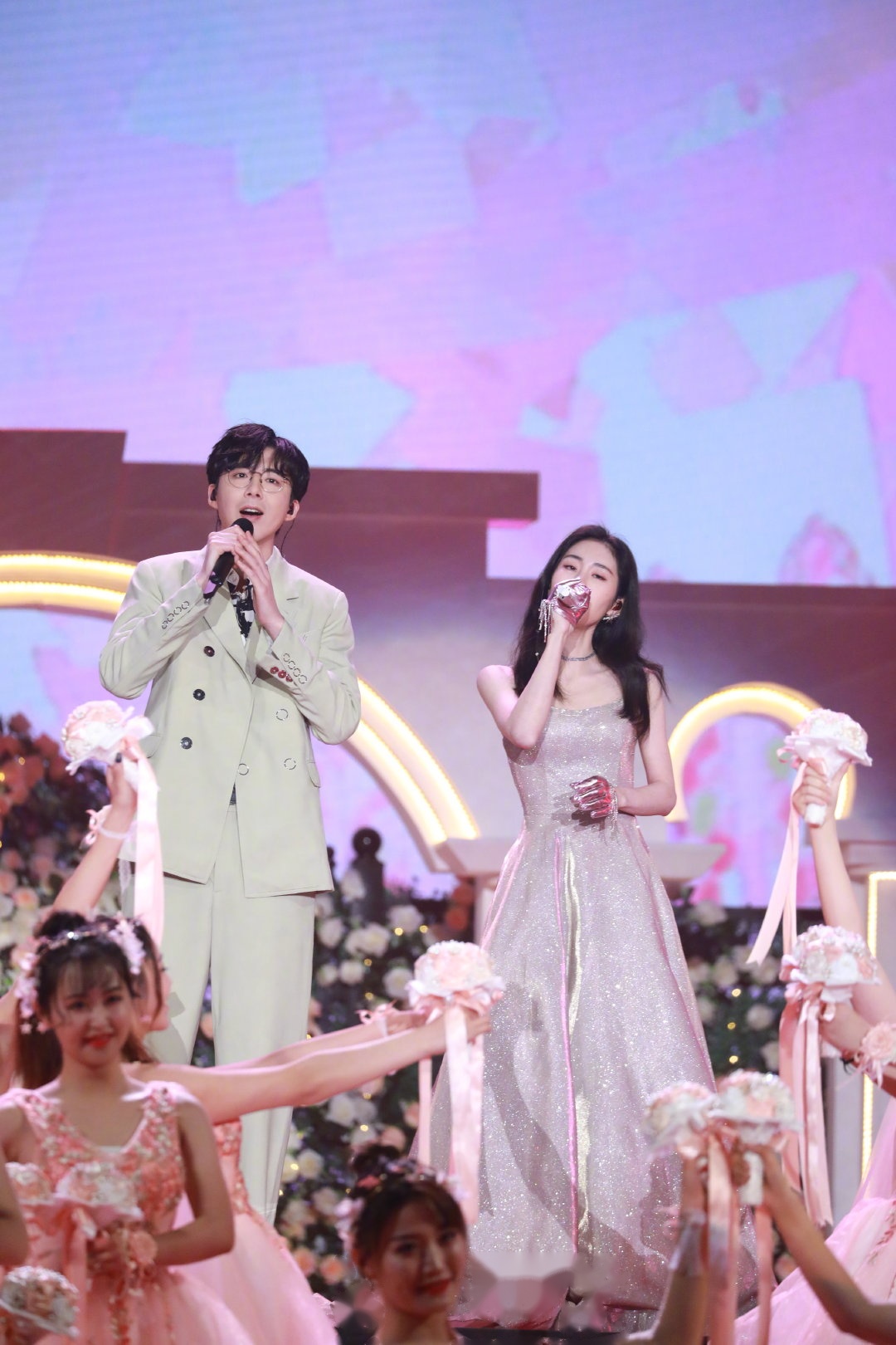 溢出屏幕的浪漫,张碧晨和刘宇宁特别演绎的《给你们》