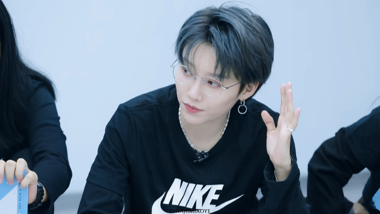 刘雨昕加盟潮流合伙人# #刘雨昕#  刘雨昕眼镜造型小合集～ 戴眼镜的