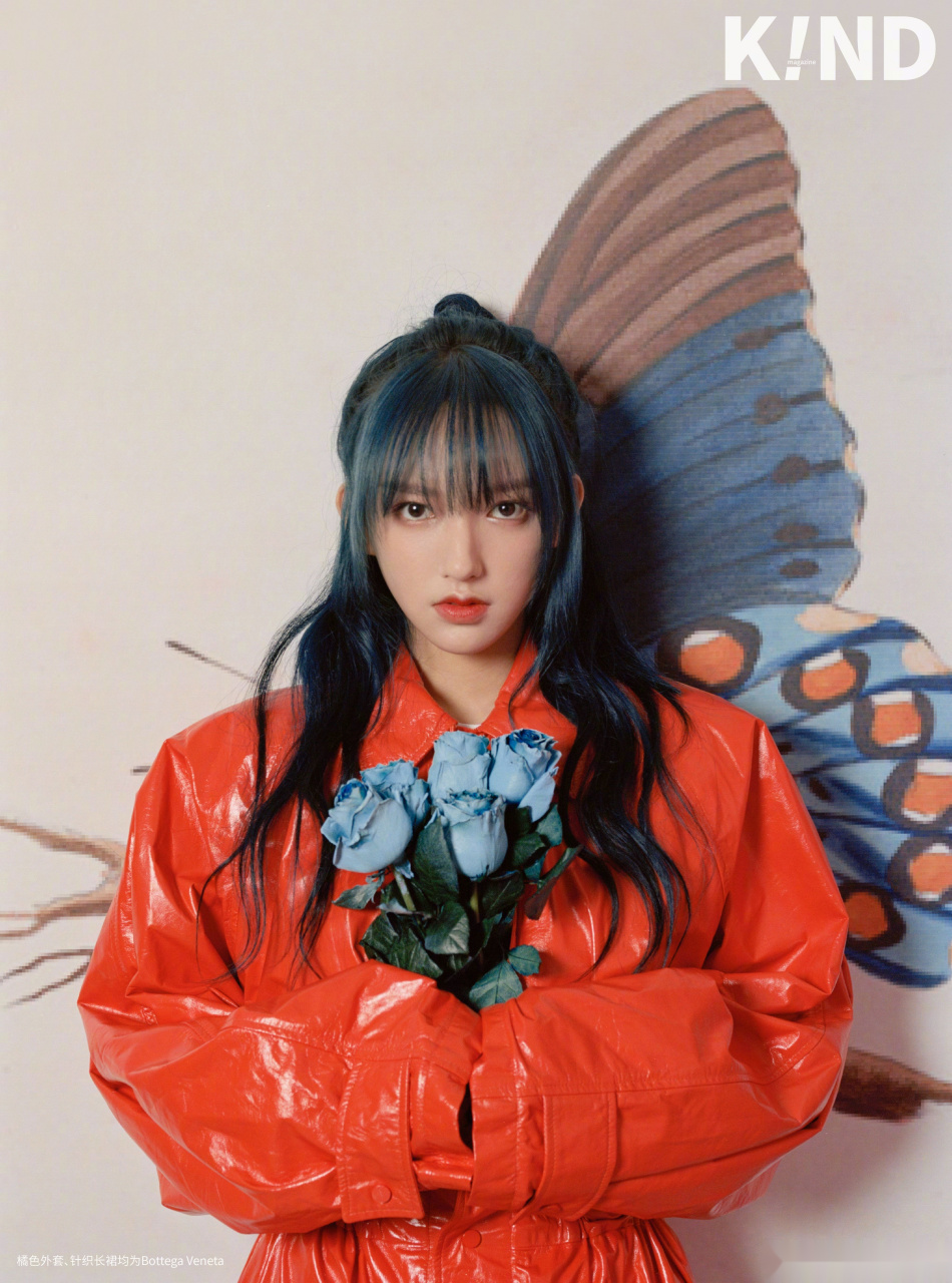 程潇#蝴蝶结发型 宇宙少女_程潇 新封面及内页,黑色皮裙搭配黑色逞ゥ