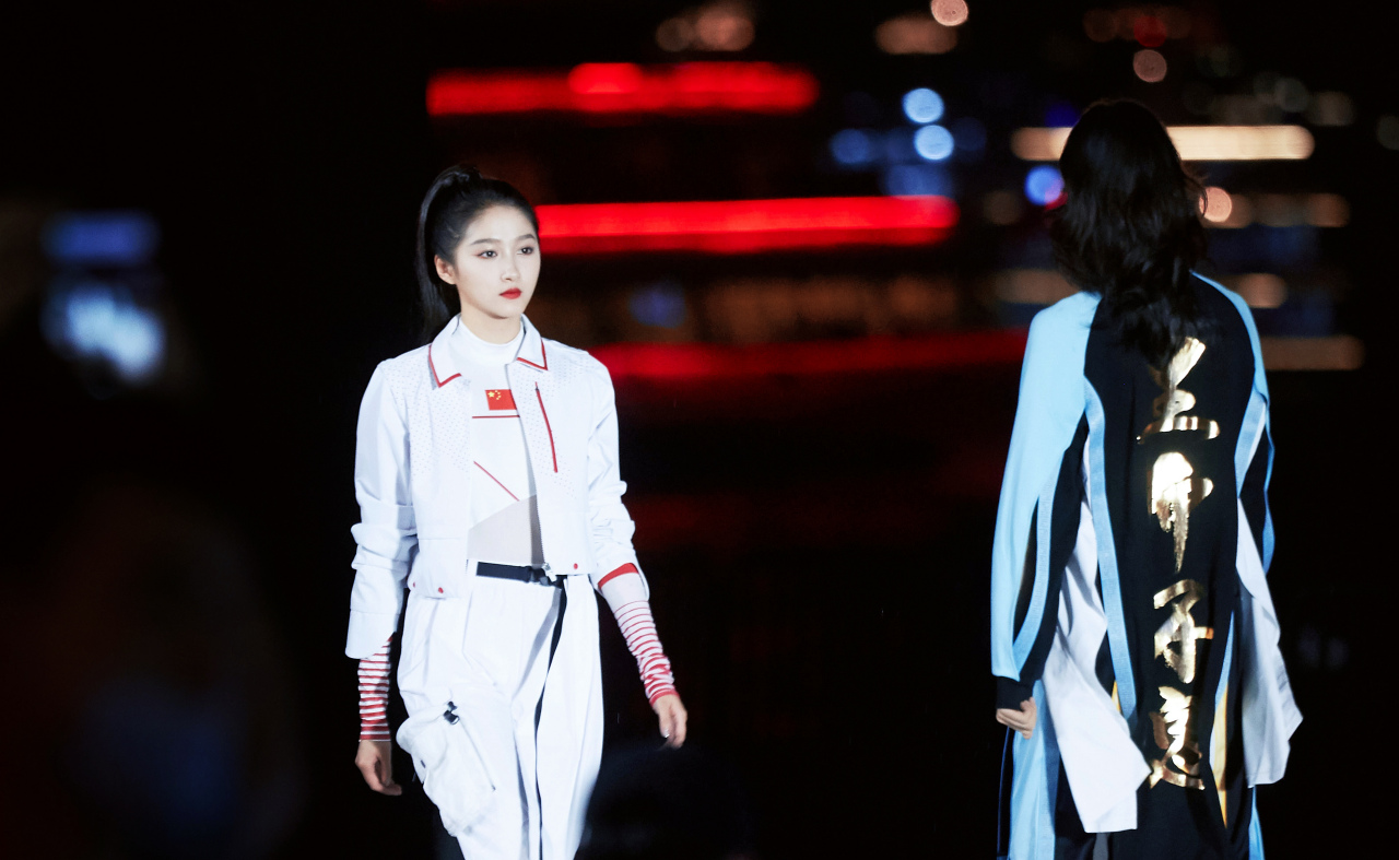 关晓彤安踏体育 全球代言人@关晓彤 身着新品运动服亮相北京冬奥会