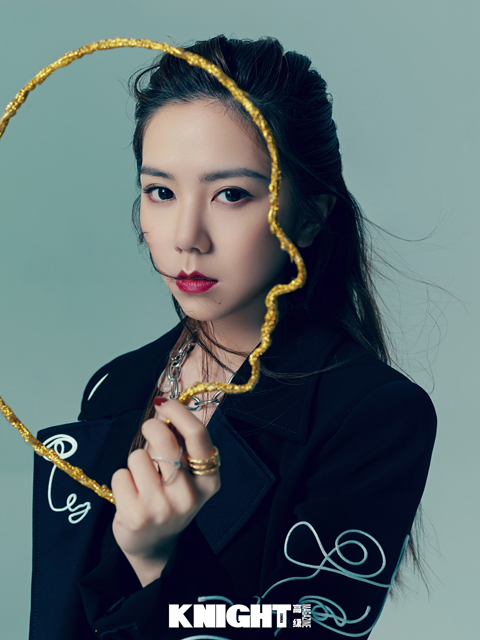 邓紫棋鎏金唇妆  knight 高级杂志邓紫棋大片高清图两张,从细节再来