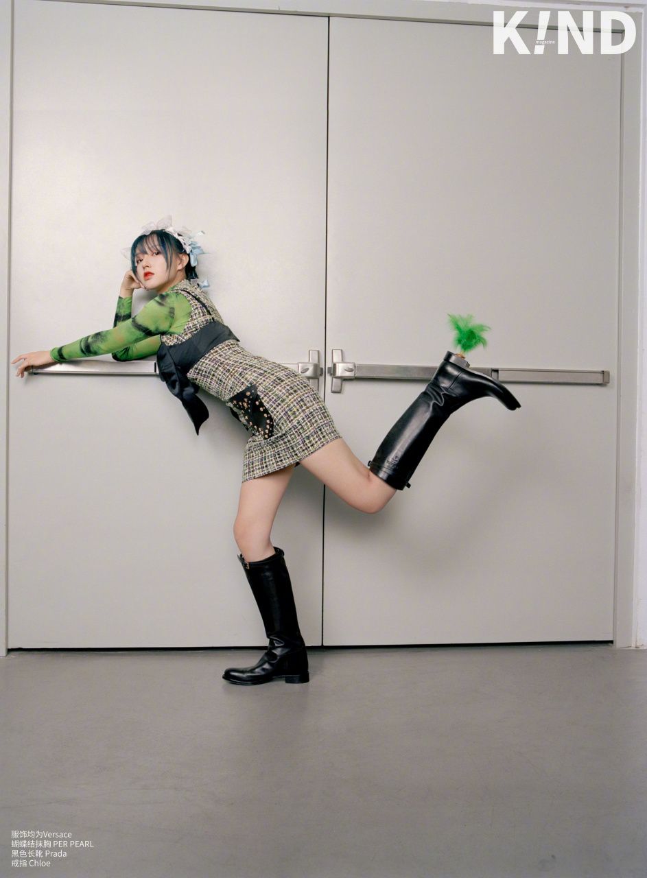 程潇#蝴蝶结发型 宇宙少女_程潇 新封面及内页,黑