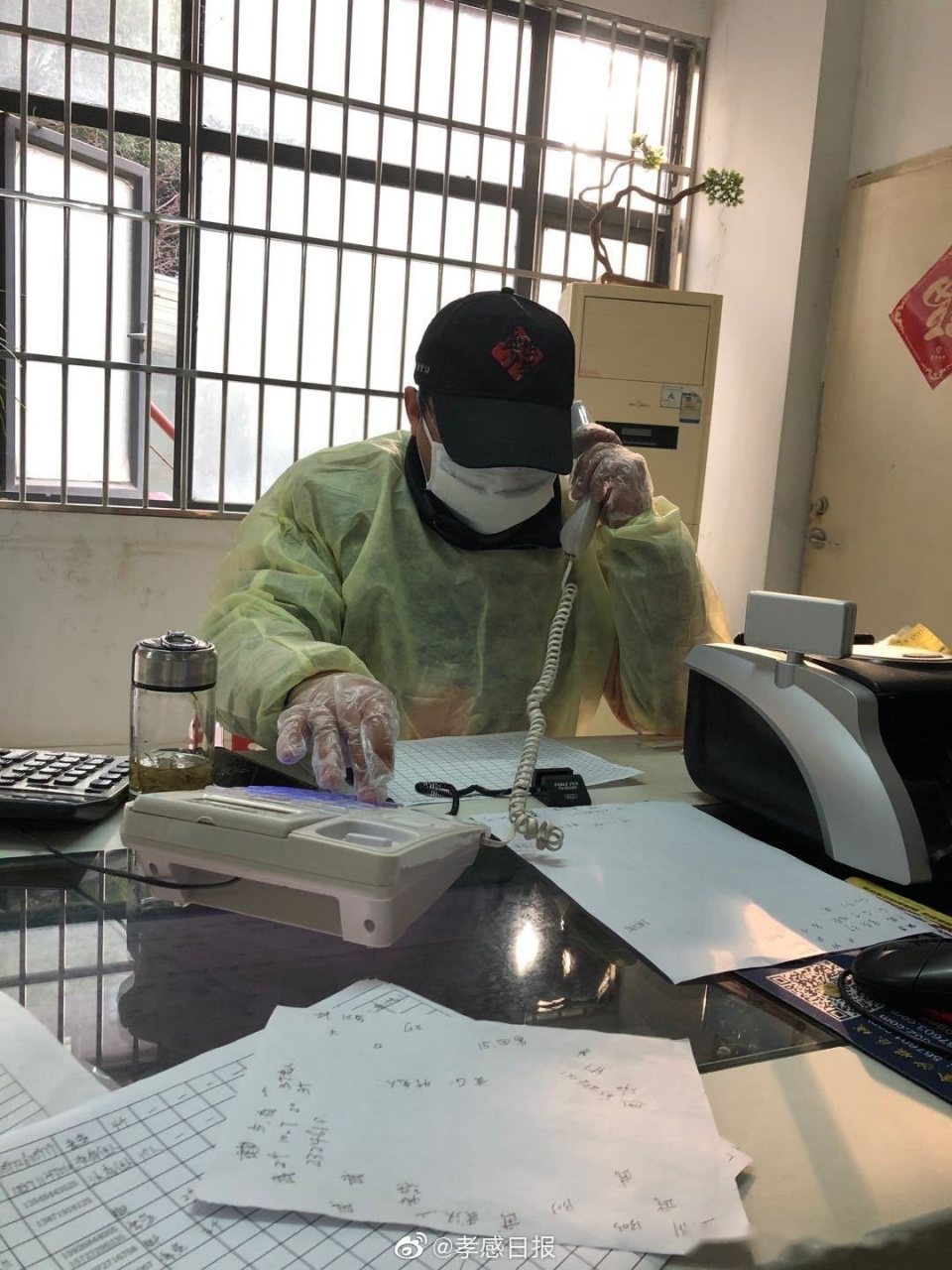 今天大早上,给我们送菜送肉,都是免费的.