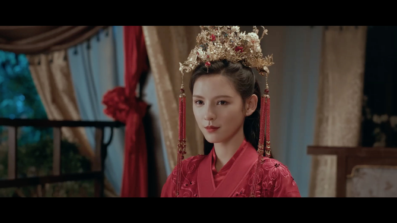 在电影《美人皮》可攻可柔,一面是清纯可人,一面是妩媚多姿,眼神都是