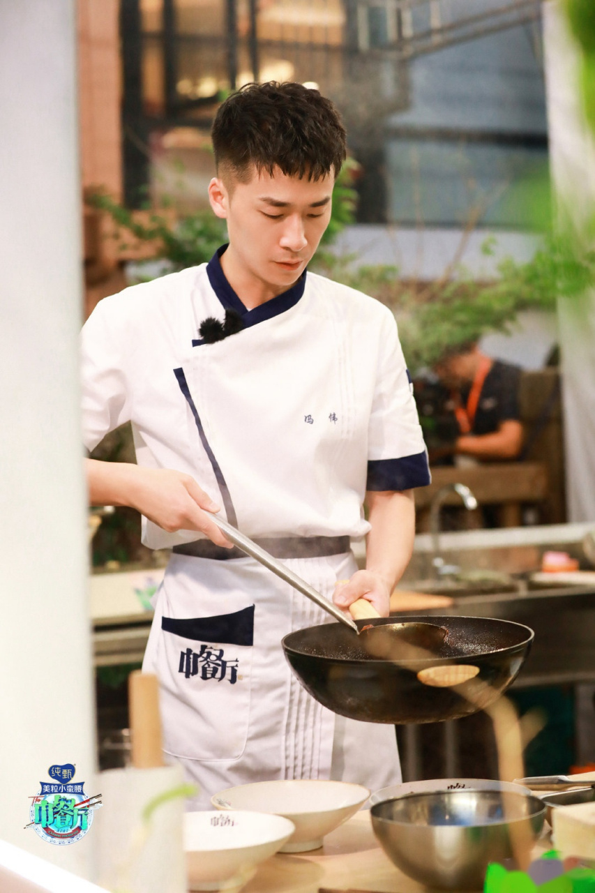 会做饭的小哥哥已准备就位,今晚22:00湖南卫视《中餐厅》来看冯伟的