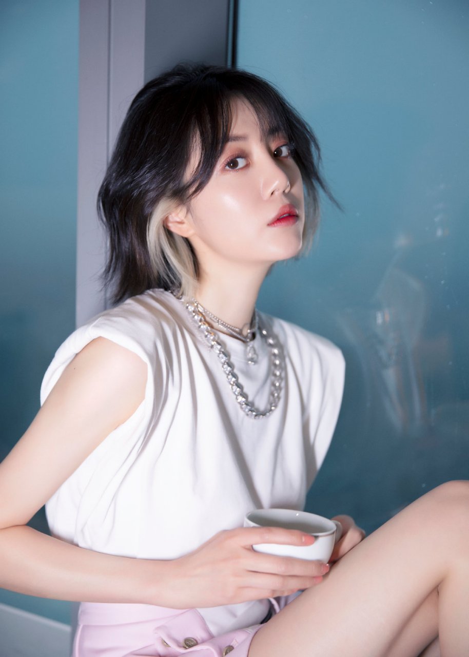 黑色短发一直是李溪芮的特色标志,这次的挑染发更是锦上添花,真时尚