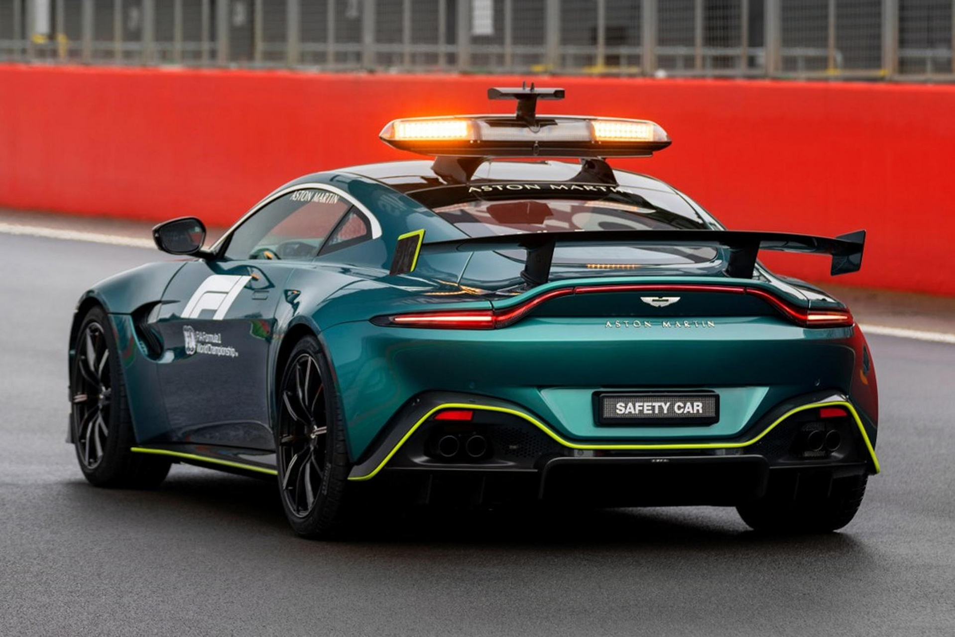 02f1 2021赛季阿斯顿·马丁vantage安全车以及dbx医疗车亮相.