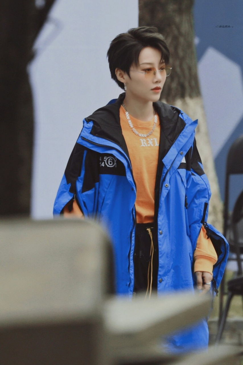 刘雨昕《潮流合伙人2》饭拍路透,她身上这件超级酷