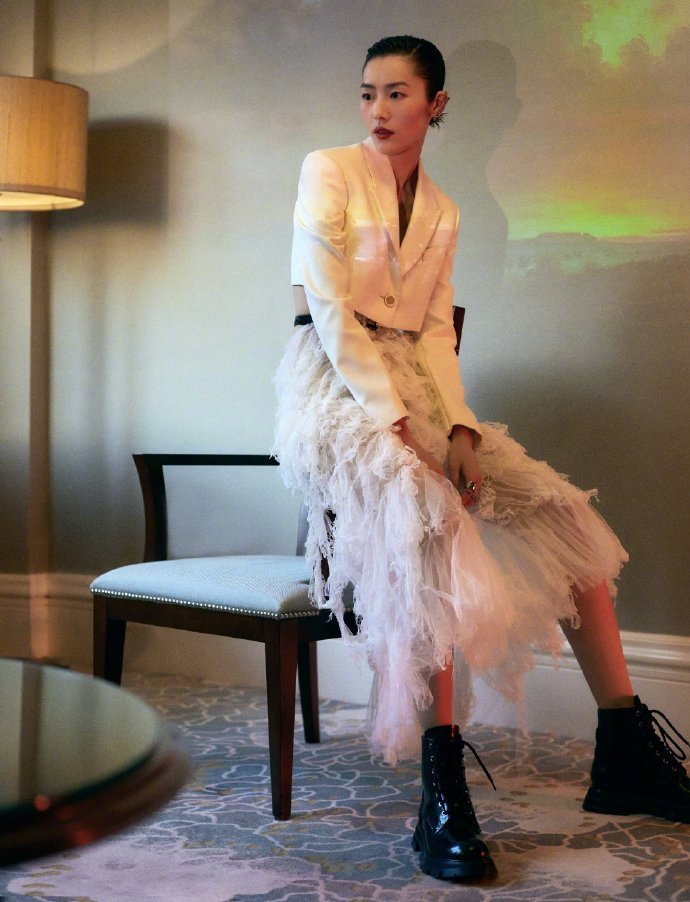 刘雯#身穿alexander mcqueen2021春夏新装出席活动~ 硬朗西装 柔壬创