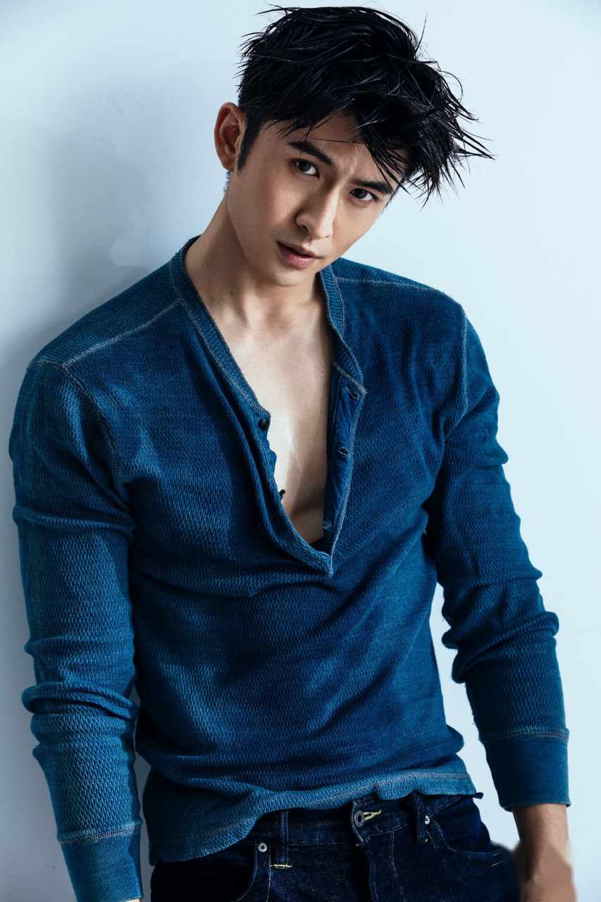 张云龙绿洲晒照,倒三角的身材,深邃的眼神,撩人的湿发,满屏的荷尔蒙.