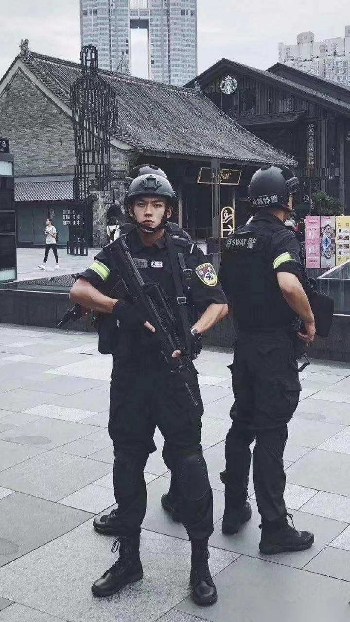 成都特警文潇伟女朋友图片