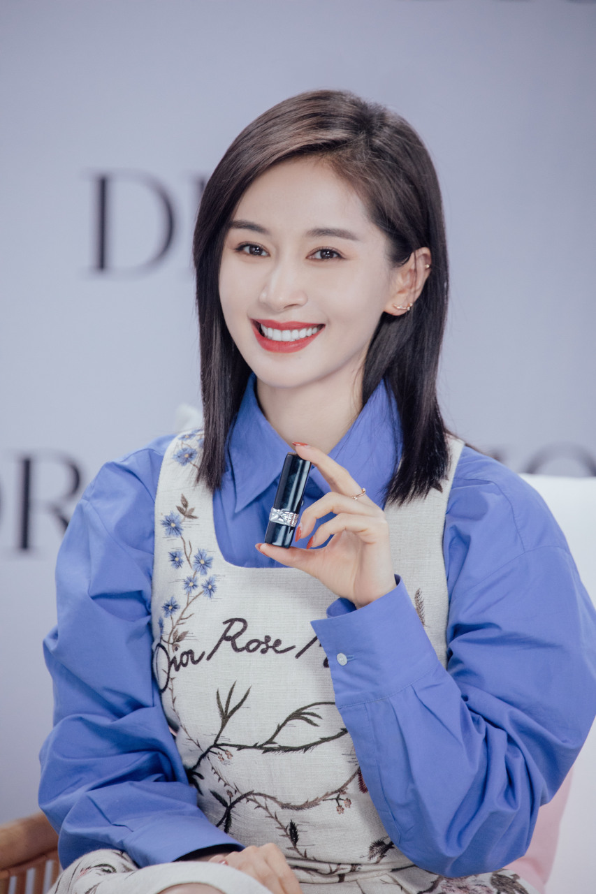 王子文深夜美图共赏[兔子]袅袅婷婷,气韵翩然.