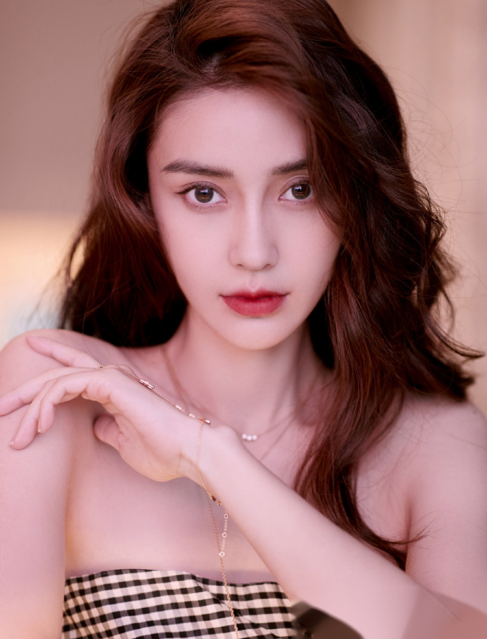 angelababy杨颖直播秀锁骨,曾晒体重仅44.