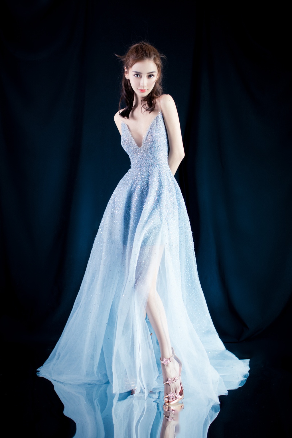 杨颖时尚写真,身着浅蓝透视薄纱裙,飘逸灵动优雅别致,低胸性感大秀