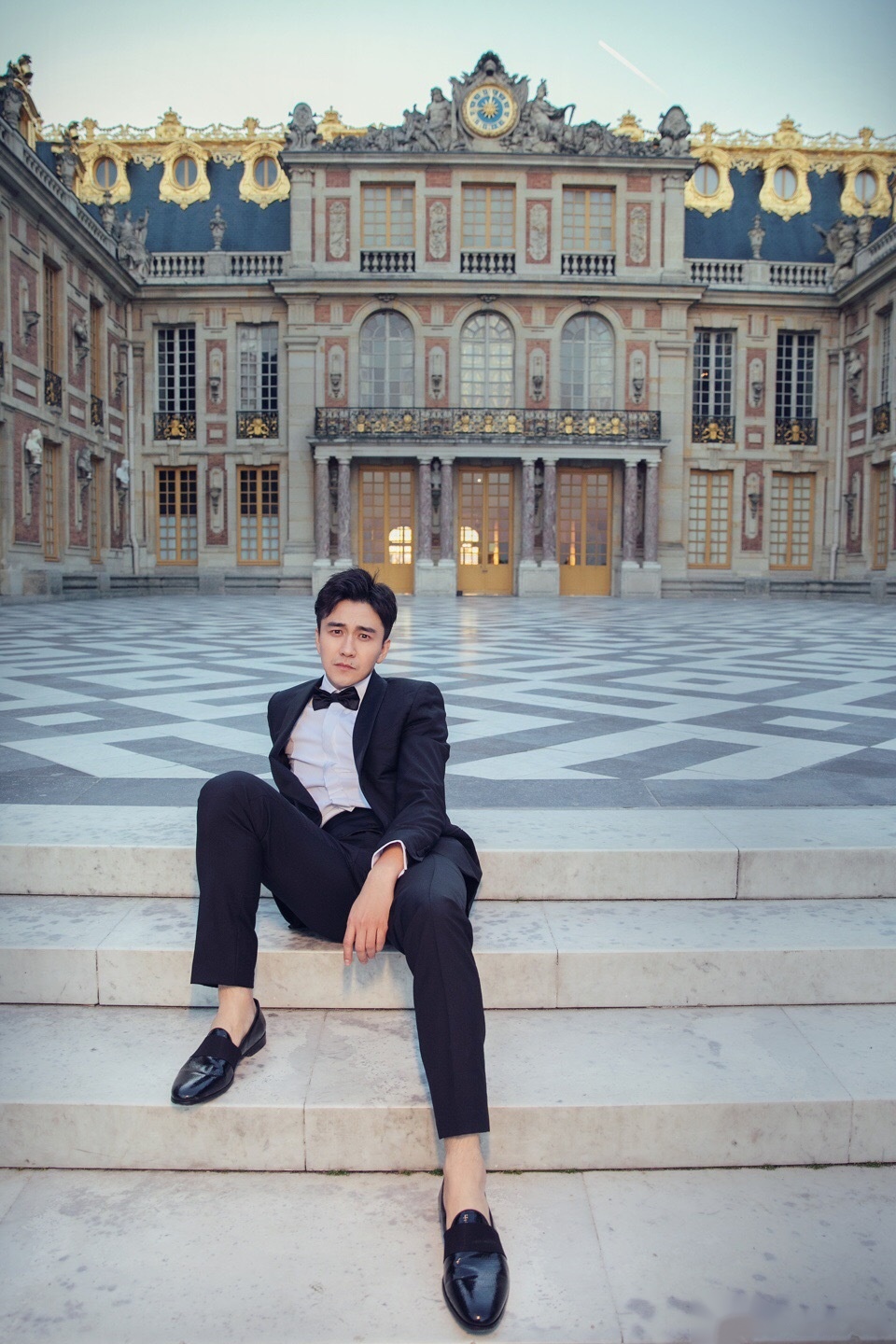 那日走在凡尔赛宫,它的大气和奢华展现在我的面前,我不禁想:路易十六