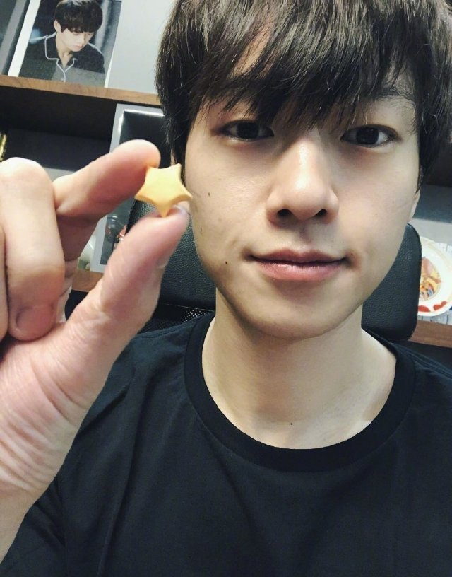 杨幂魏大勋# 杨幂和魏大勋又被拍到一起回酒店了,这次都拍到正脸了