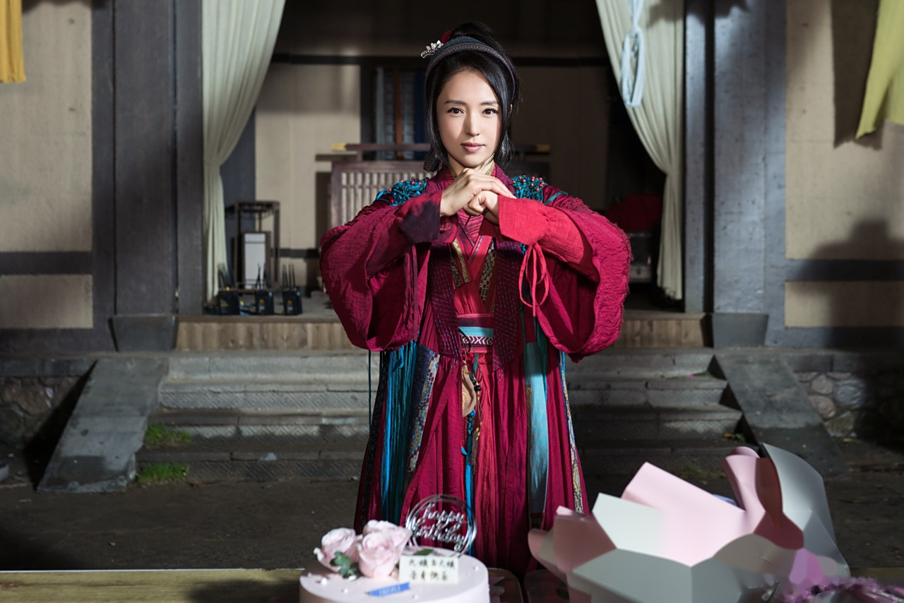 董璇#电视剧有翡 《有翡》杀青照璇姐段九娘高清单人照来了,青山绿水