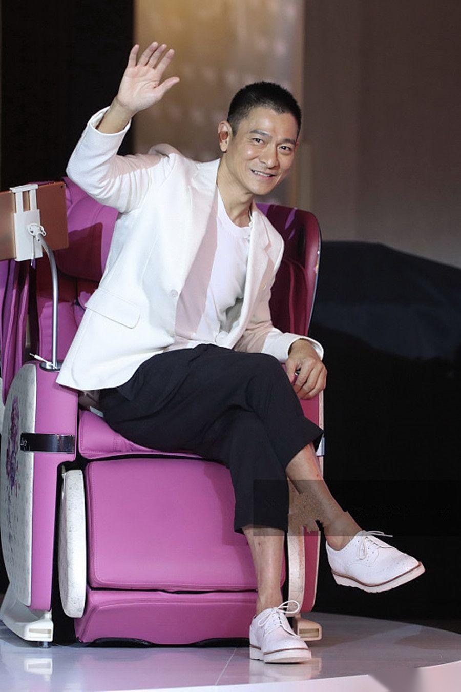 2019年4月2日,刘德华现身上海参加按摩椅代言活动,当天他身穿白色西装