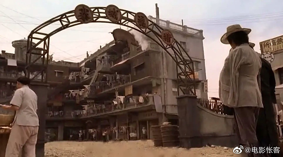 周星驰《功夫》电影中的猪笼城寨是根据自己小时候居住环境建造的.