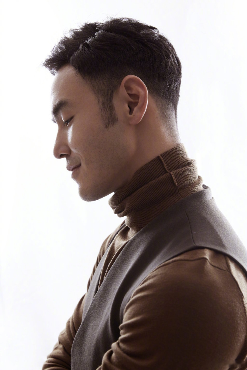 阮经天  一袭墨绿色西装,帅气亮相活动,凸显完美修长身形,优雅绅士