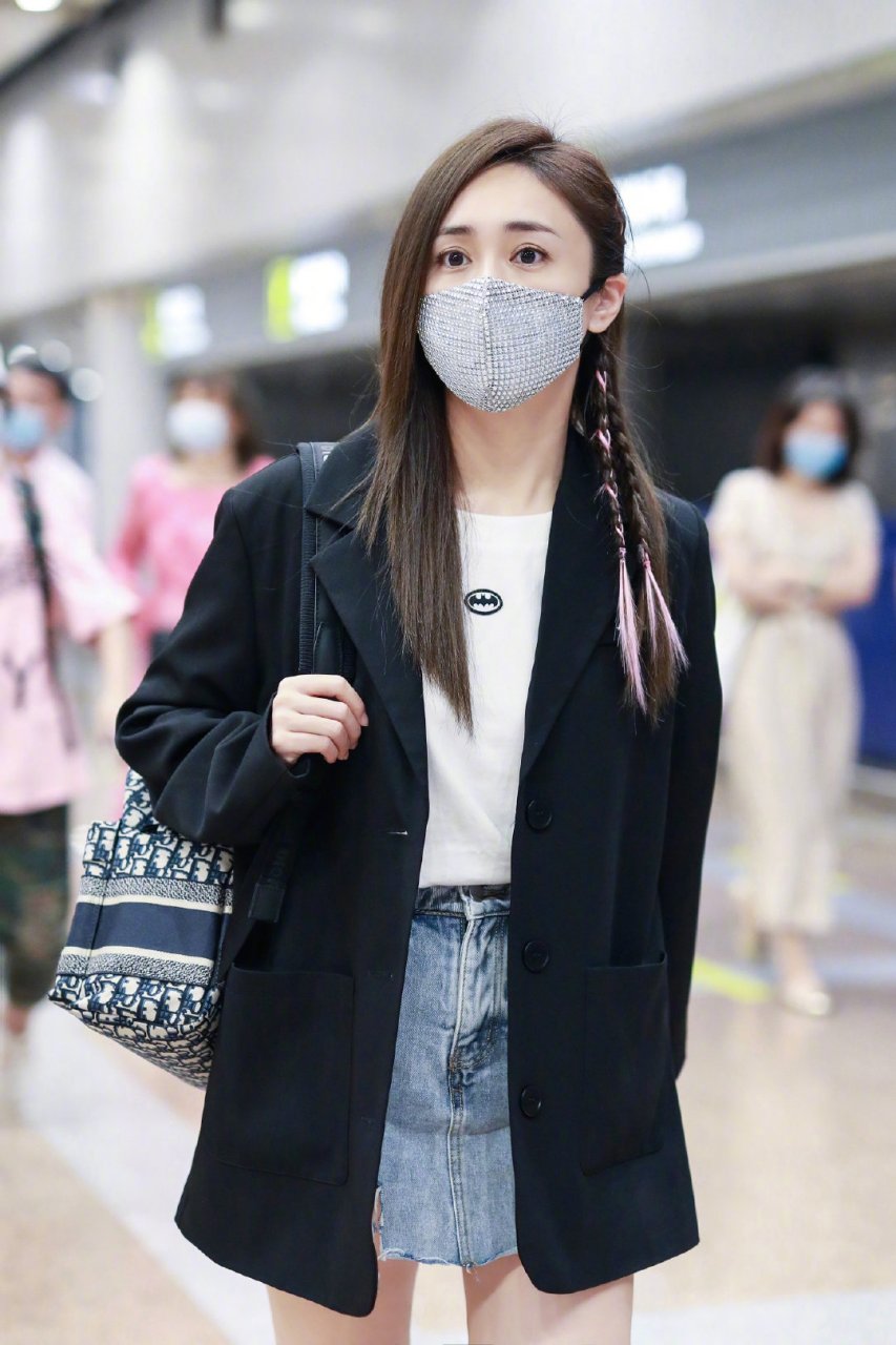 刘芸机场素颜照,黑色男友风西装搭配双肩包,又飒又a