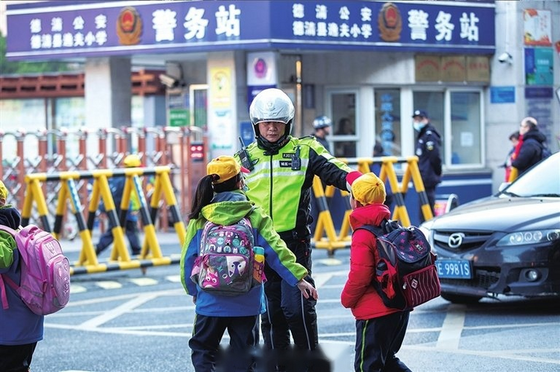 【早高峰因你更畅通】文明德清 早上7点40分,在群益街逸夫小学门口