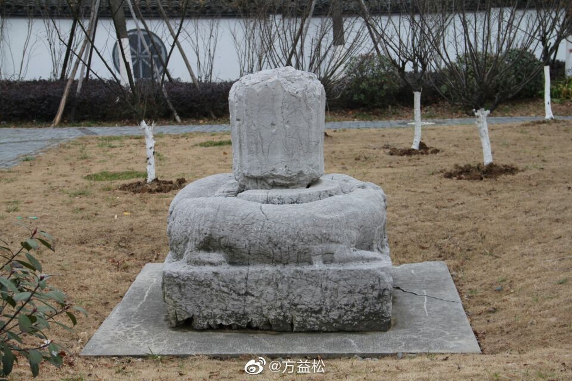 【梁建安郡王萧伟墓石刻】位于南京市栖霞区仙新路,仅存二石柱,断为数