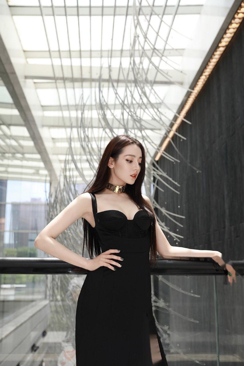 迪丽热巴高开叉长裙#迪丽热巴携《长歌行》走2020腾讯视频年度发表会